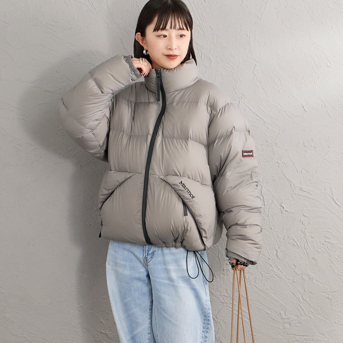 Marmot [マーモット] 別注 ワンポイントロゴ 750FPダウンジャケット [MTFW26UDW326IN-JF] WARM GRAY &&モデル身長：150cm 着用サイズ：S&&