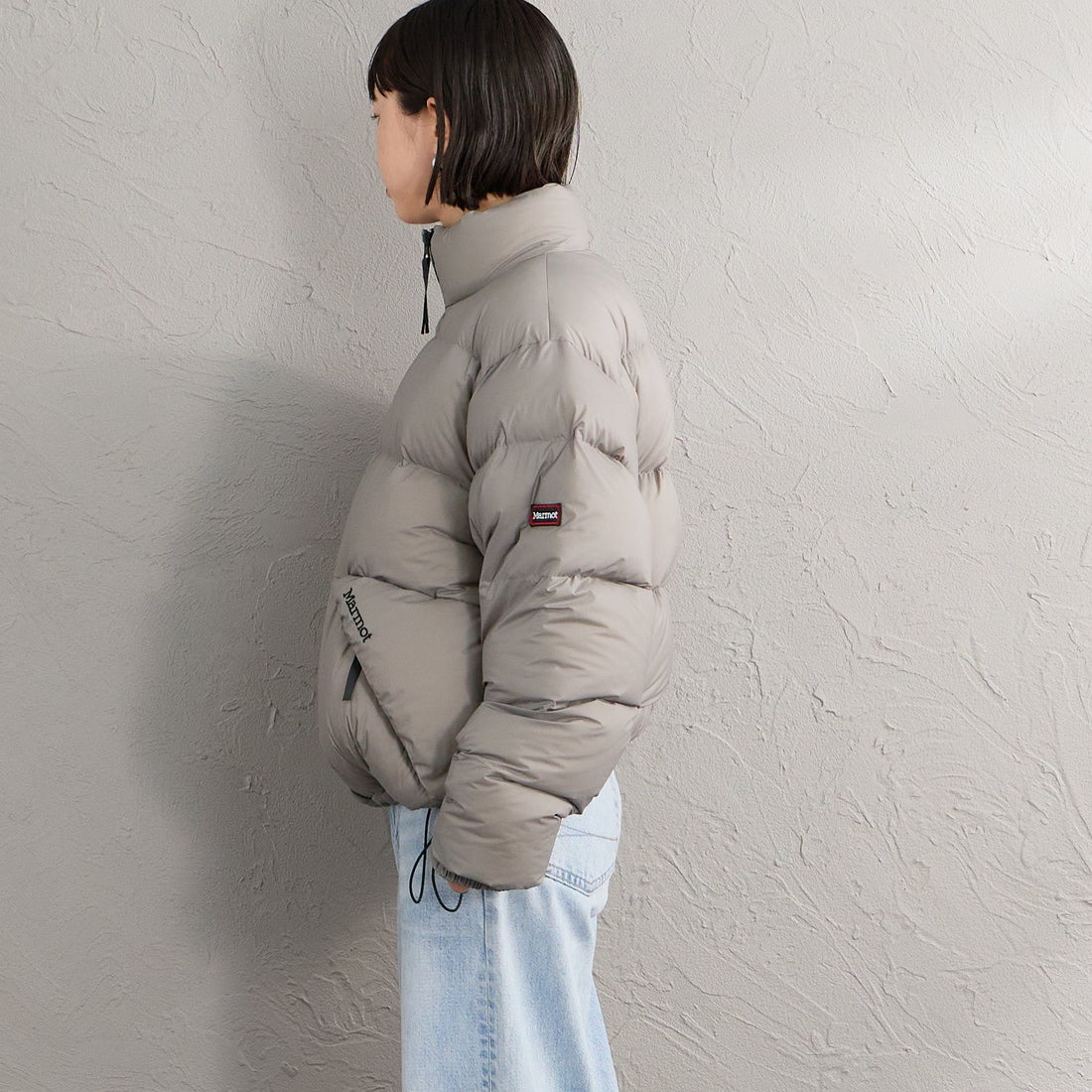 Marmot [マーモット] 別注 ワンポイントロゴ 750FPダウンジャケット [MTFW26UDW326IN-JF] WARM GRAY &&モデル身長：150cm 着用サイズ：S&&