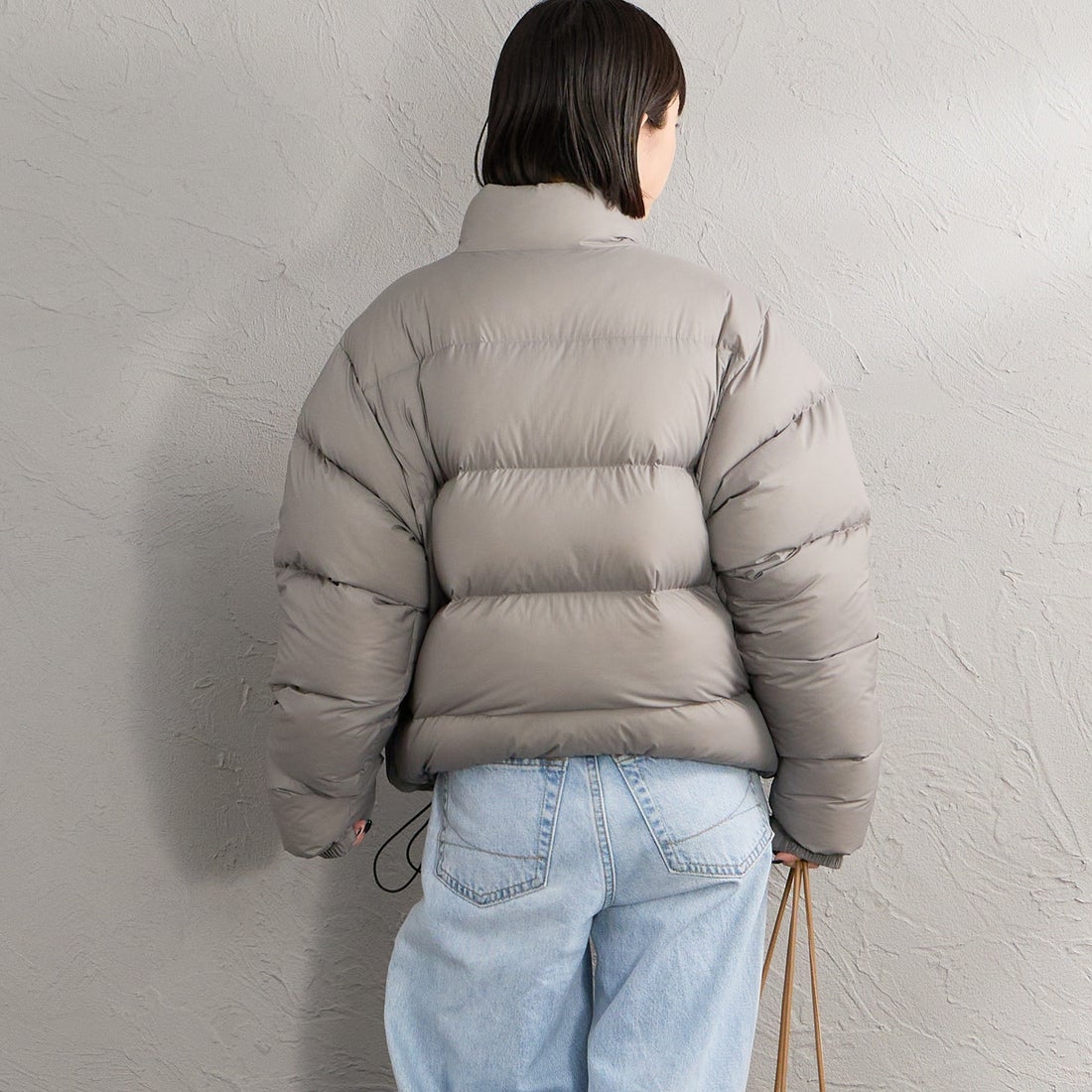 Marmot [マーモット] 別注 ワンポイントロゴ 750FPダウンジャケット [MTFW26UDW326IN-JF] WARM GRAY &&モデル身長：150cm 着用サイズ：S&&