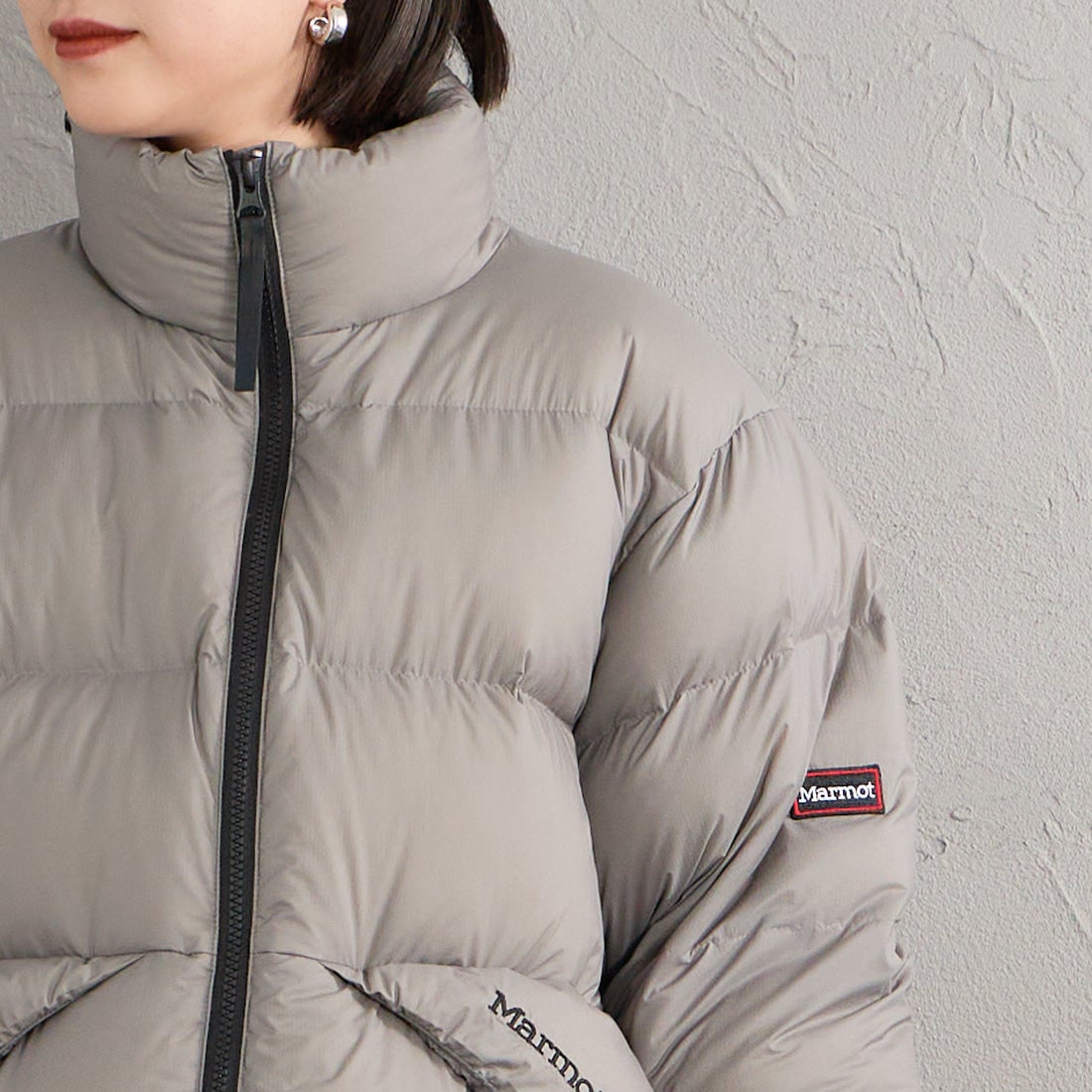 Marmot [マーモット] 別注 ワンポイントロゴ 750FPダウンジャケット [MTFW26UDW326IN-JF] WARM GRAY &&モデル身長：150cm 着用サイズ：S&&