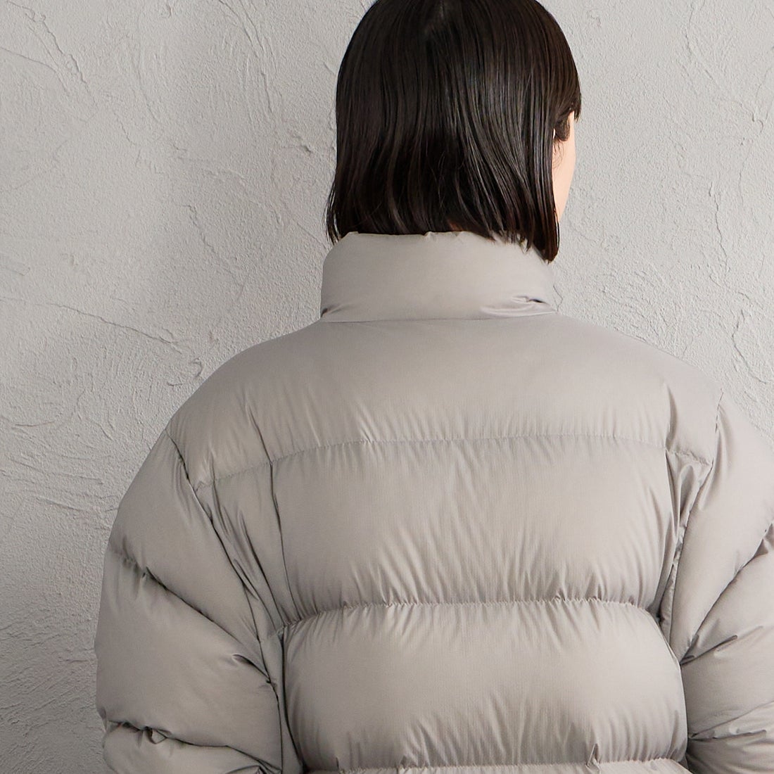 Marmot [マーモット] 別注 ワンポイントロゴ 750FPダウンジャケット [MTFW26UDW326IN-JF] WARM GRAY &&モデル身長：150cm 着用サイズ：S&&