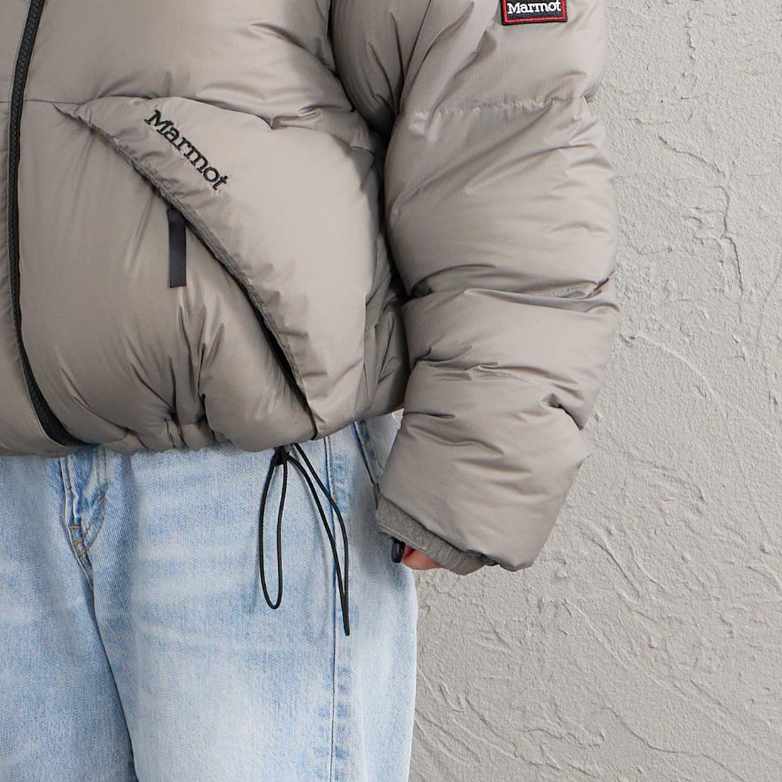 Marmot [マーモット] 別注 ワンポイントロゴ 750FPダウンジャケット [MTFW26UDW326IN-JF] WARM GRAY &&モデル身長：150cm 着用サイズ：S&&