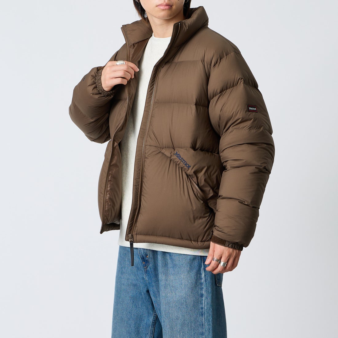 Marmot [マーモット] 別注 ワンポイントロゴ 750FPダウンジャケット [MTFW26UDW326IN-JF] BROWN &&モデル身長：177cm 着用サイズ：L&&