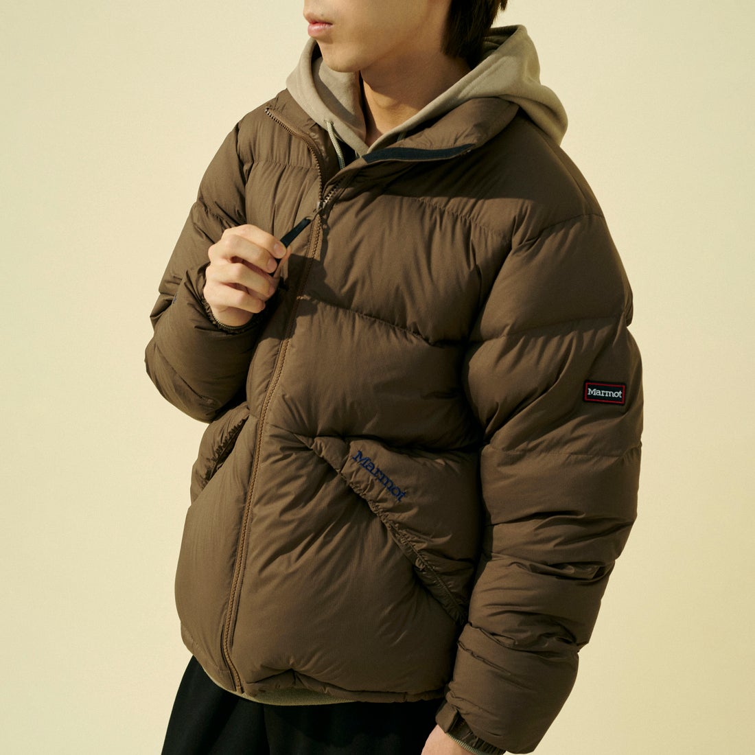 Marmot [マーモット] 別注 ワンポイントロゴ 750FPダウンジャケット [MTFW26UDW326IN-JF] BROWN &&モデル身長：177cm 着用サイズ：L&&