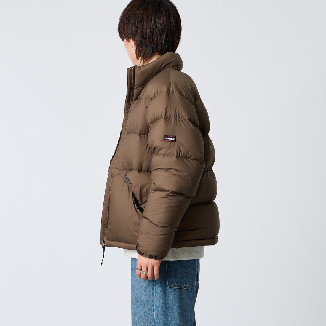 Marmot [マーモット] 別注 ワンポイントロゴ 750FPダウンジャケット [MTFW26UDW326IN-JF] BROWN &&モデル身長：177cm 着用サイズ：L&&
