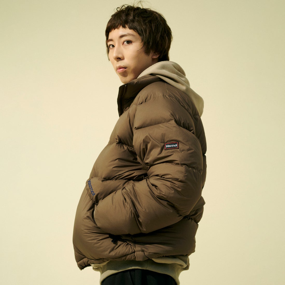 Marmot [マーモット] 別注 ワンポイントロゴ 750FPダウンジャケット [MTFW26UDW326IN-JF] BROWN &&モデル身長：177cm 着用サイズ：L&&