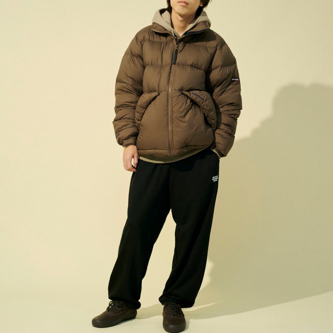 Marmot [マーモット] 別注 ワンポイントロゴ 750FPダウンジャケット [MTFW26UDW326IN-JF] BROWN &&モデル身長：177cm 着用サイズ：L&&