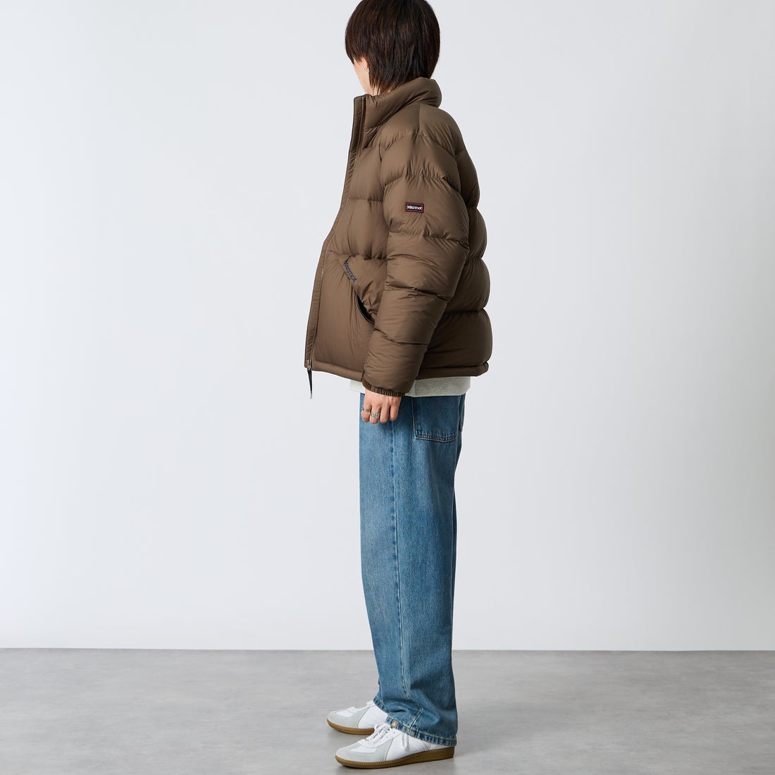 Marmot [マーモット] 別注 ワンポイントロゴ 750FPダウンジャケット [MTFW26UDW326IN-JF] BROWN &&モデル身長：177cm 着用サイズ：L&&