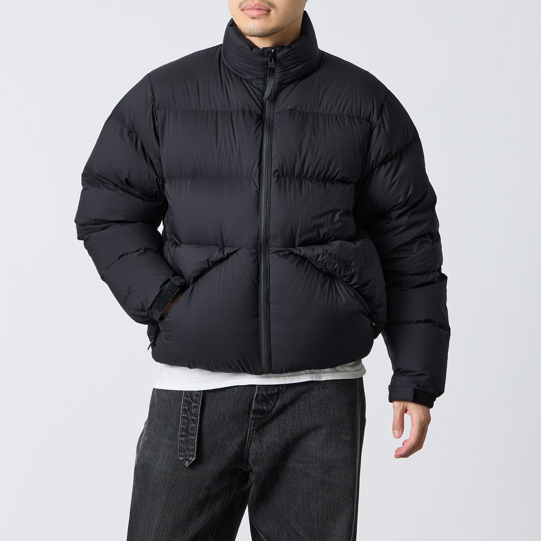 Marmot [マーモット] 別注 ワンポイントロゴ 750FPダウンジャケット [MTFW26UDW326IN-JF] BLACK &&モデル身長：168cm 着用サイズ：M&&