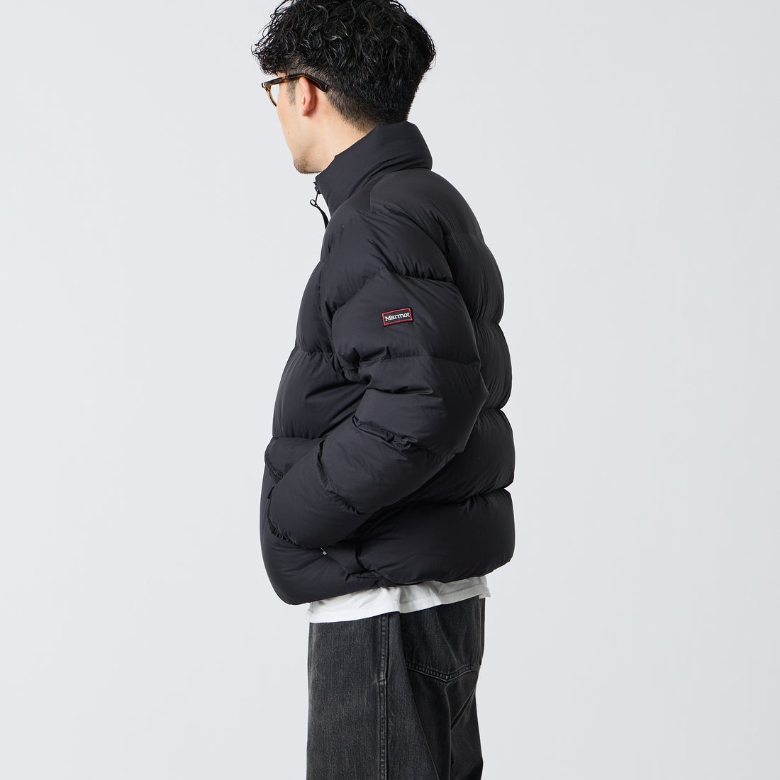 Marmot [マーモット] 別注 ワンポイントロゴ 750FPダウンジャケット [MTFW26UDW326IN-JF] BLACK &&モデル身長：168cm 着用サイズ：M&&