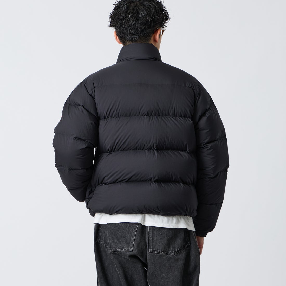Marmot [マーモット] 別注 ワンポイントロゴ 750FPダウンジャケット [MTFW26UDW326IN-JF] BLACK &&モデル身長：168cm 着用サイズ：M&&