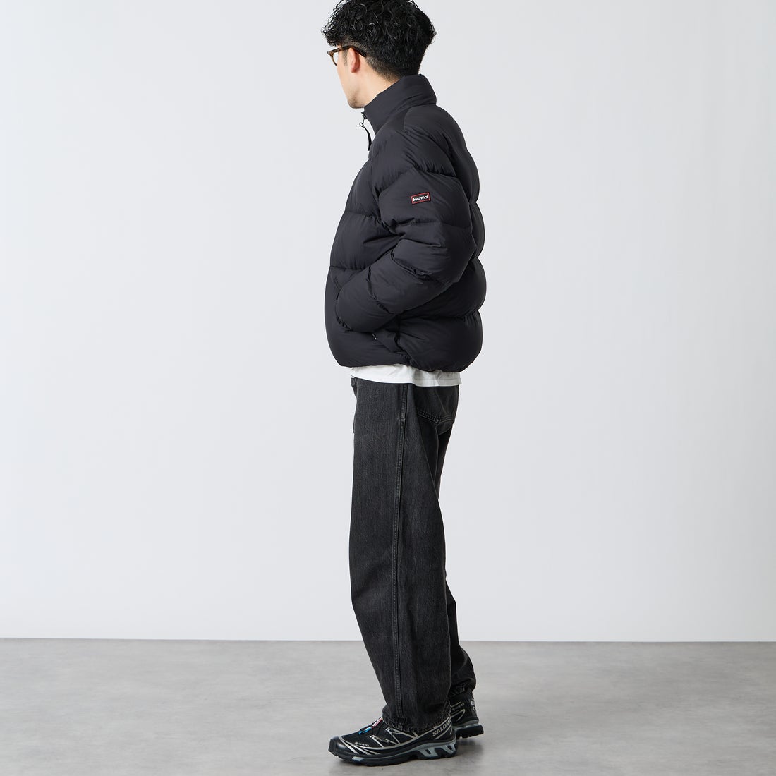 Marmot [マーモット] 別注 ワンポイントロゴ 750FPダウンジャケット [MTFW26UDW326IN-JF] BLACK &&モデル身長：168cm 着用サイズ：M&&
