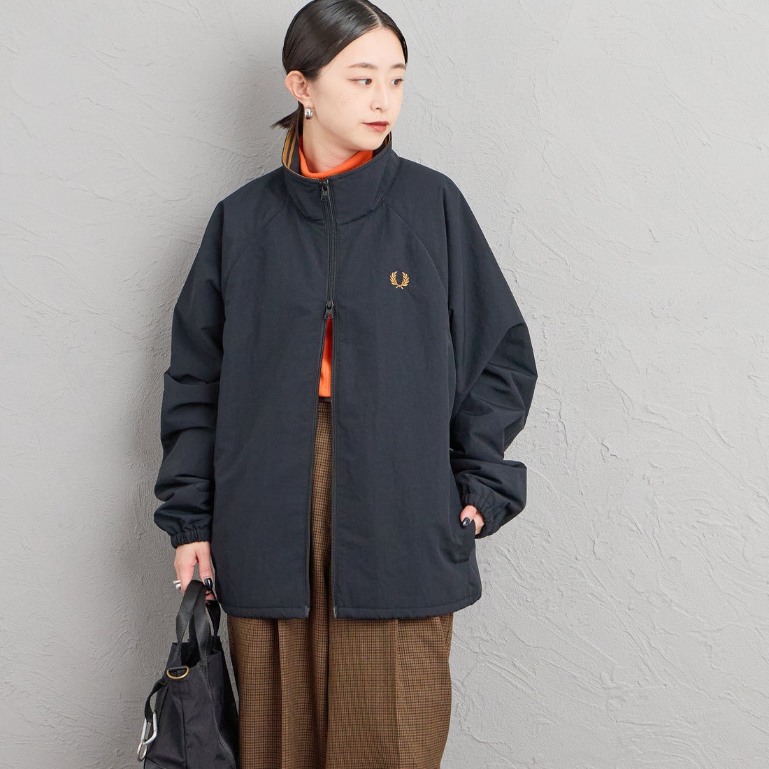 FRED PERRY [フレッドペリー] 別注 ナイロン シェルジャケット [FPM-26A-004JF] BLACK/DARK &&モデル身長：150cm 着用サイズ：S&&