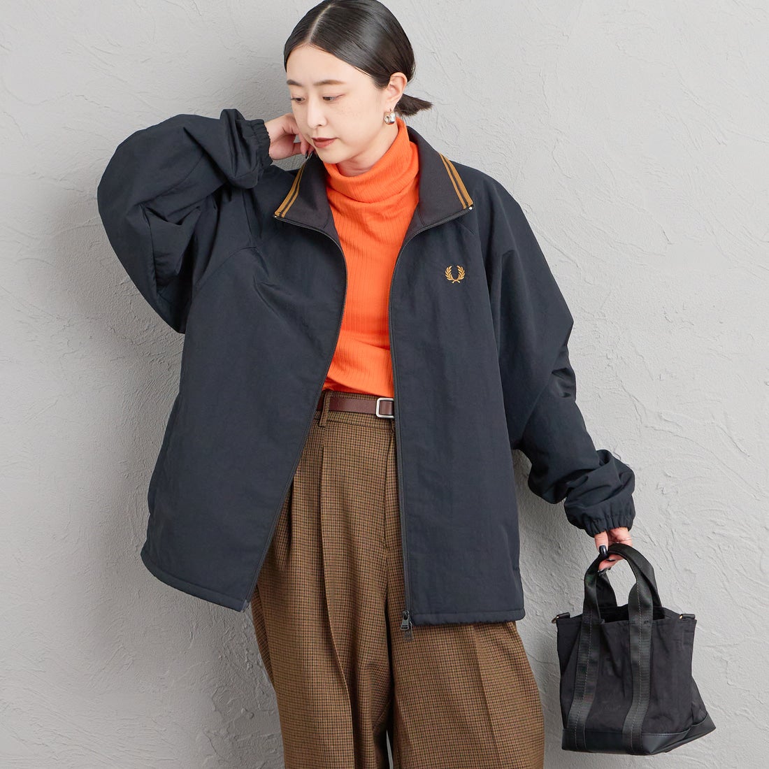 FRED PERRY [フレッドペリー] 別注 ナイロン シェルジャケット [FPM-26A-004JF] BLACK/DARK &&モデル身長：150cm 着用サイズ：S&&