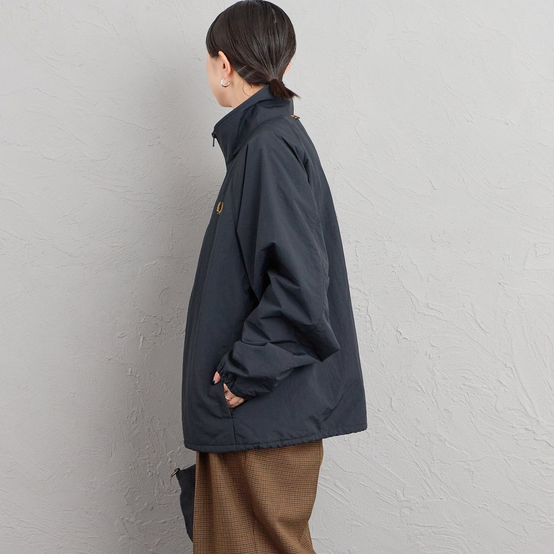 FRED PERRY [フレッドペリー] 別注 ナイロン シェルジャケット [FPM-26A-004JF] BLACK/DARK &&モデル身長：150cm 着用サイズ：S&&
