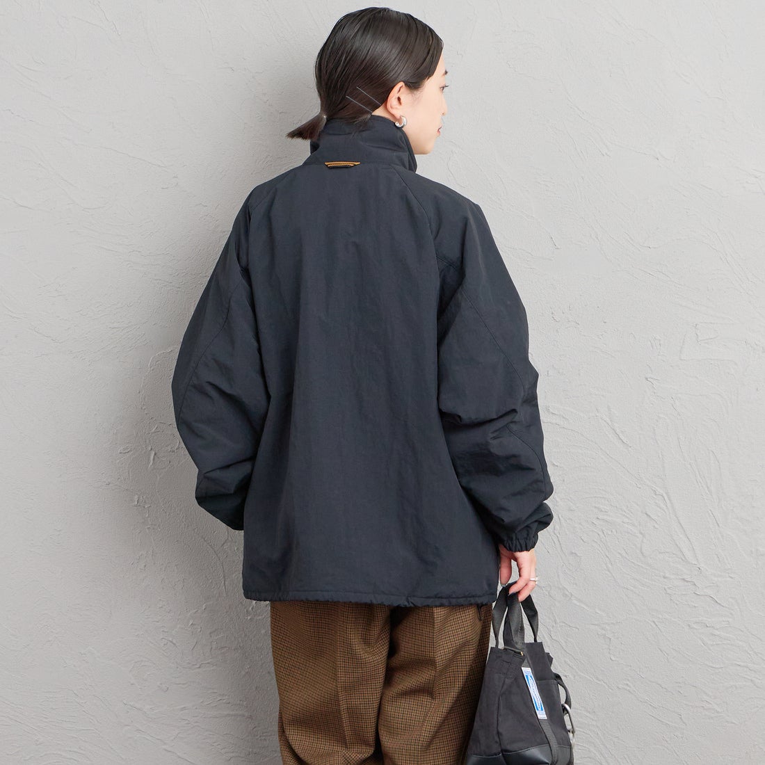 FRED PERRY [フレッドペリー] 別注 ナイロン シェルジャケット [FPM-26A-004JF] BLACK/DARK &&モデル身長：150cm 着用サイズ：S&&