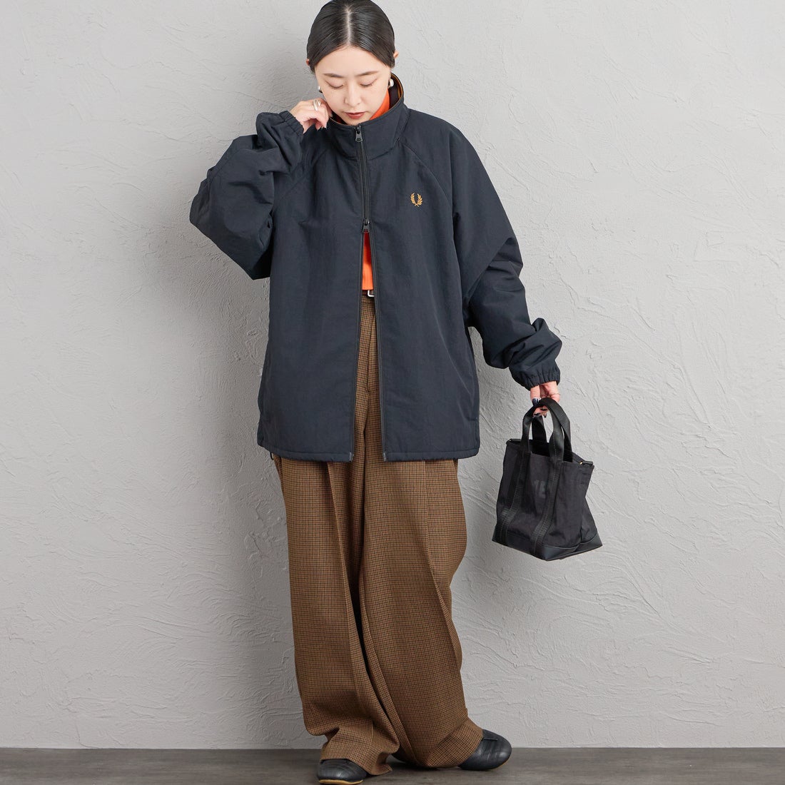 FRED PERRY [フレッドペリー] 別注 ナイロン シェルジャケット [FPM-26A-004JF] BLACK/DARK &&モデル身長：150cm 着用サイズ：S&&