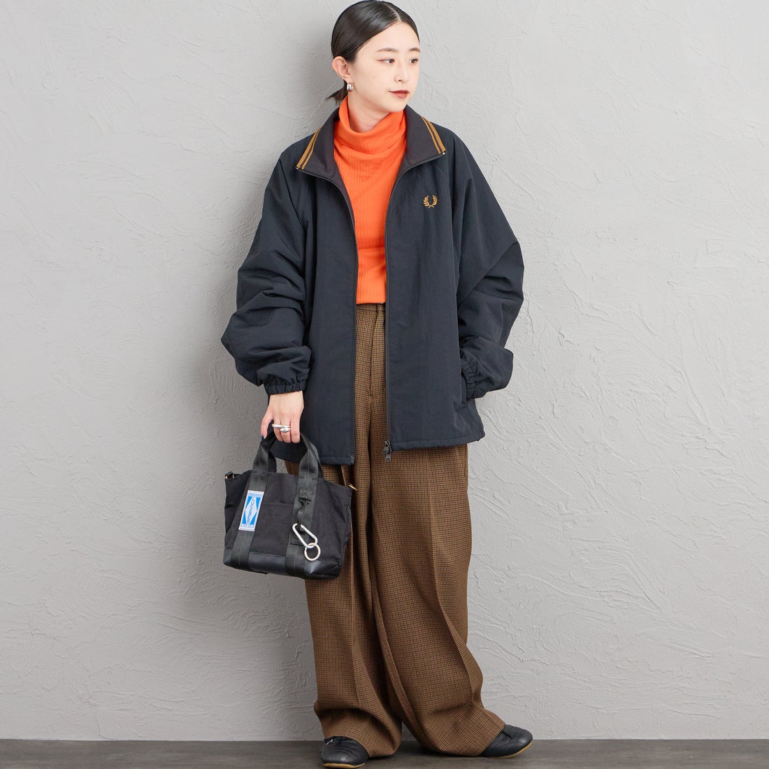 FRED PERRY [フレッドペリー] 別注 ナイロン シェルジャケット [FPM-26A-004JF] BLACK/DARK &&モデル身長：150cm 着用サイズ：S&&