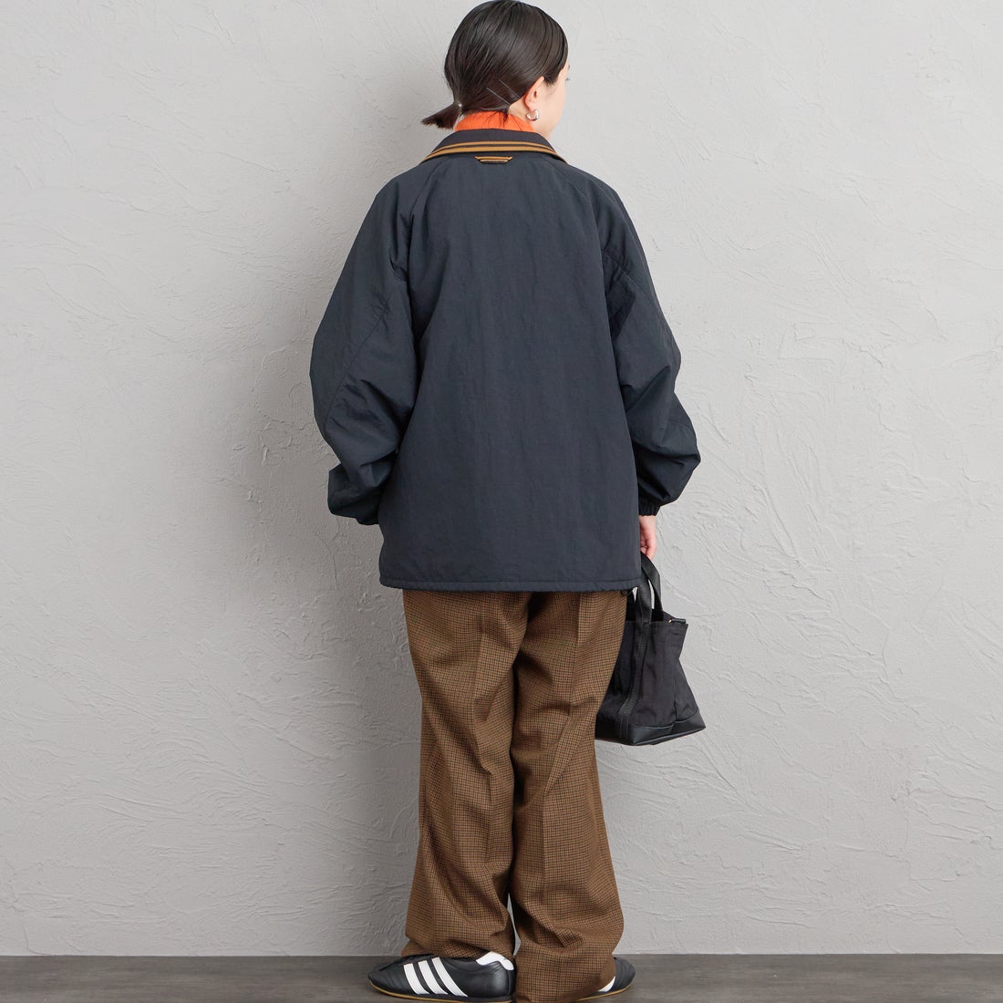 FRED PERRY [フレッドペリー] 別注 ナイロン シェルジャケット [FPM-26A-004JF] BLACK/DARK &&モデル身長：150cm 着用サイズ：S&&