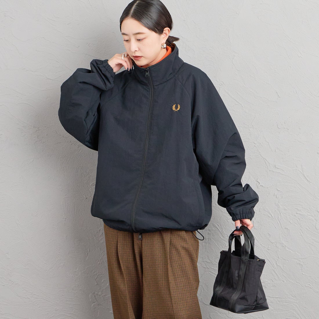 FRED PERRY [フレッドペリー] 別注 ナイロン シェルジャケット [FPM-26A-004JF] BLACK/DARK &&モデル身長：150cm 着用サイズ：S&&