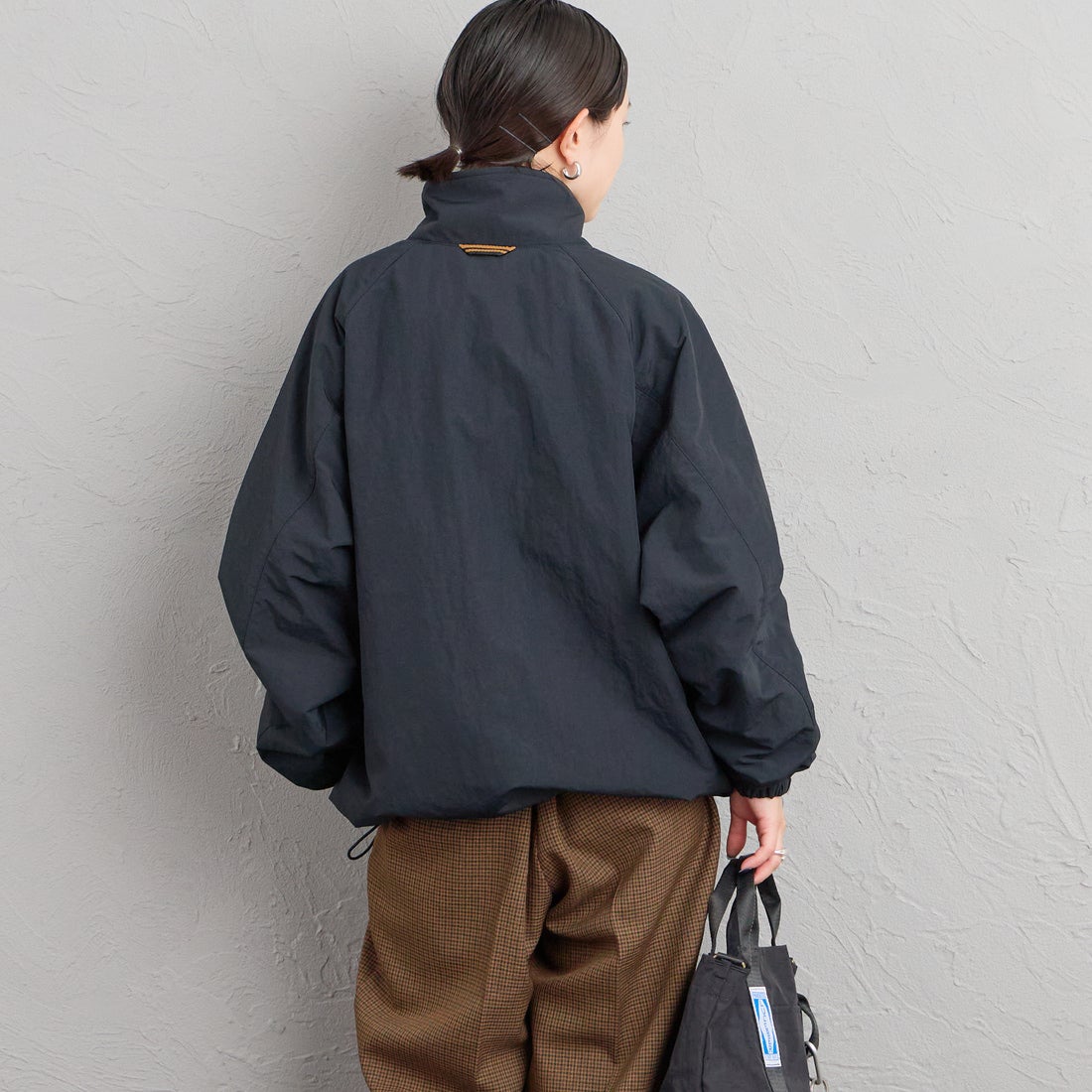 FRED PERRY [フレッドペリー] 別注 ナイロン シェルジャケット [FPM-26A-004JF] BLACK/DARK &&モデル身長：150cm 着用サイズ：S&&