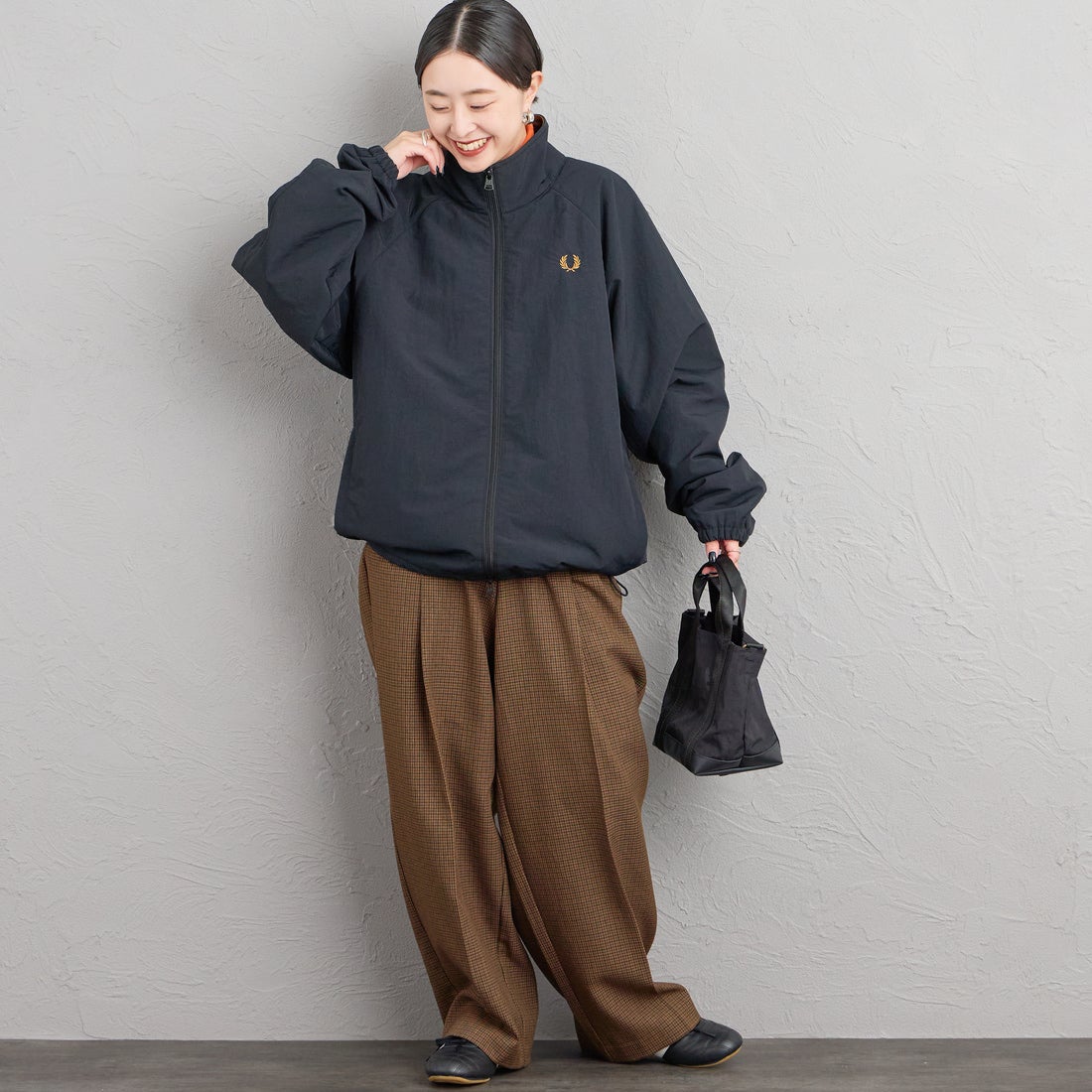 FRED PERRY [フレッドペリー] 別注 ナイロン シェルジャケット [FPM-26A-004JF] BLACK/DARK &&モデル身長：150cm 着用サイズ：S&&