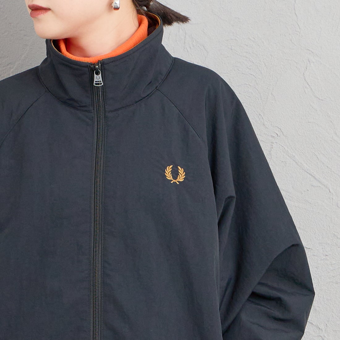 FRED PERRY [フレッドペリー] 別注 ナイロン シェルジャケット [FPM-26A-004JF] BLACK/DARK &&モデル身長：150cm 着用サイズ：S&&