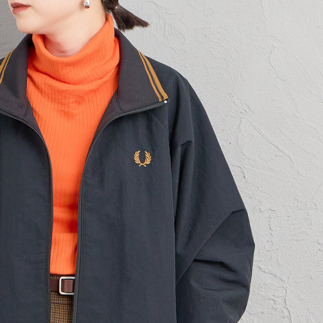 FRED PERRY [フレッドペリー] 別注 ナイロン シェルジャケット [FPM-26A-004JF] BLACK/DARK &&モデル身長：150cm 着用サイズ：S&&