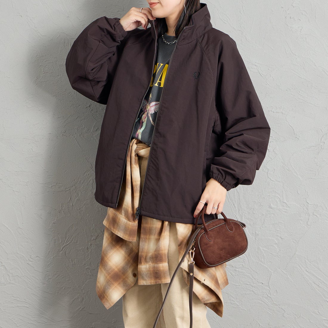 FRED PERRY [フレッドペリー] 別注 ナイロン シェルジャケット [FPM-26A-004JF] RICH BROWN &&モデル身長：160cm 着用サイズ：S&&