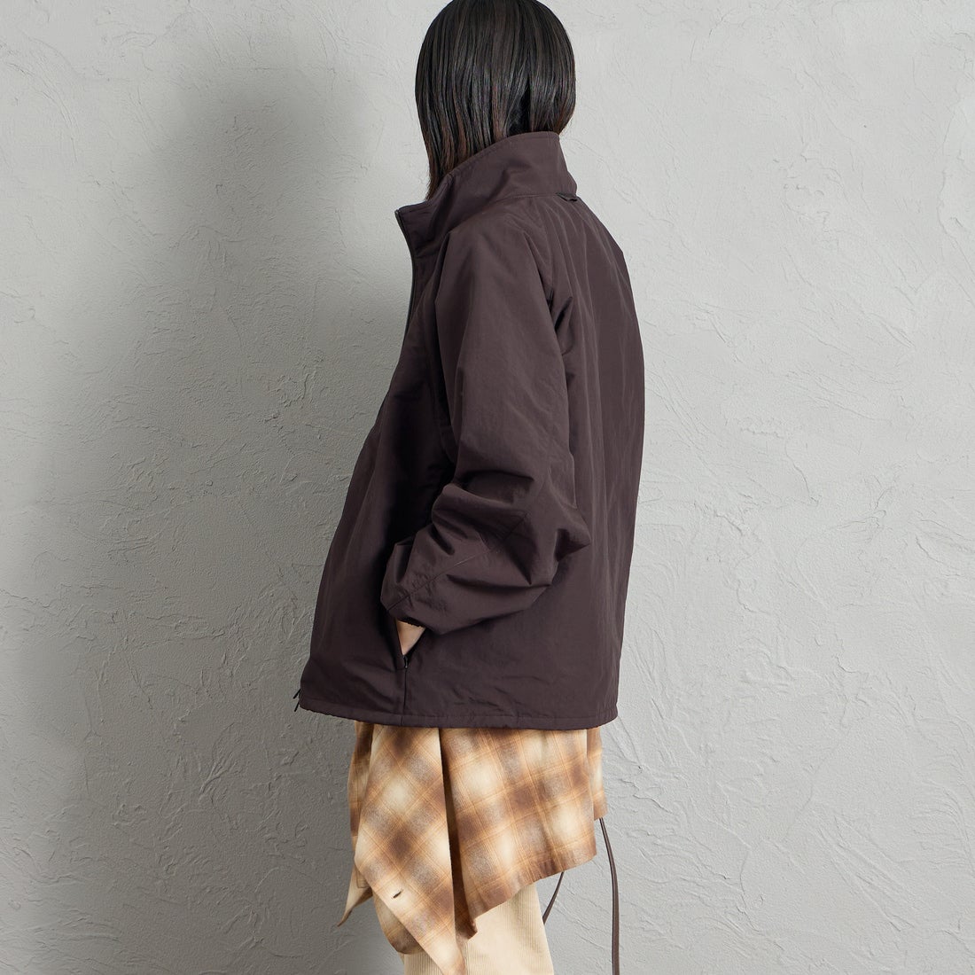 FRED PERRY [フレッドペリー] 別注 ナイロン シェルジャケット [FPM-26A-004JF] RICH BROWN &&モデル身長：160cm 着用サイズ：S&&