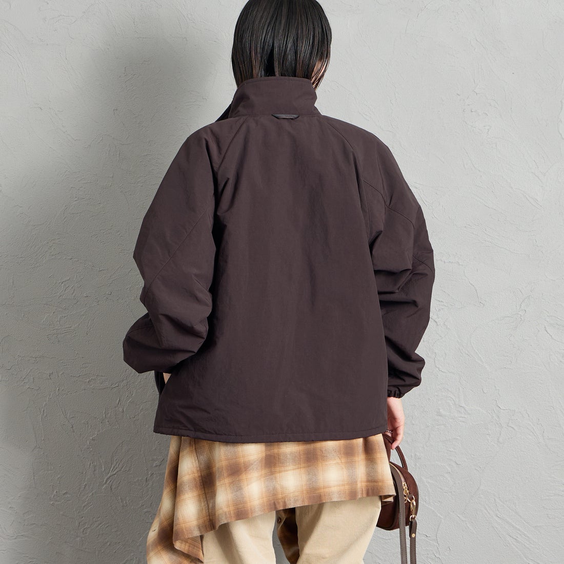 FRED PERRY [フレッドペリー] 別注 ナイロン シェルジャケット [FPM-26A-004JF] RICH BROWN &&モデル身長：160cm 着用サイズ：S&&