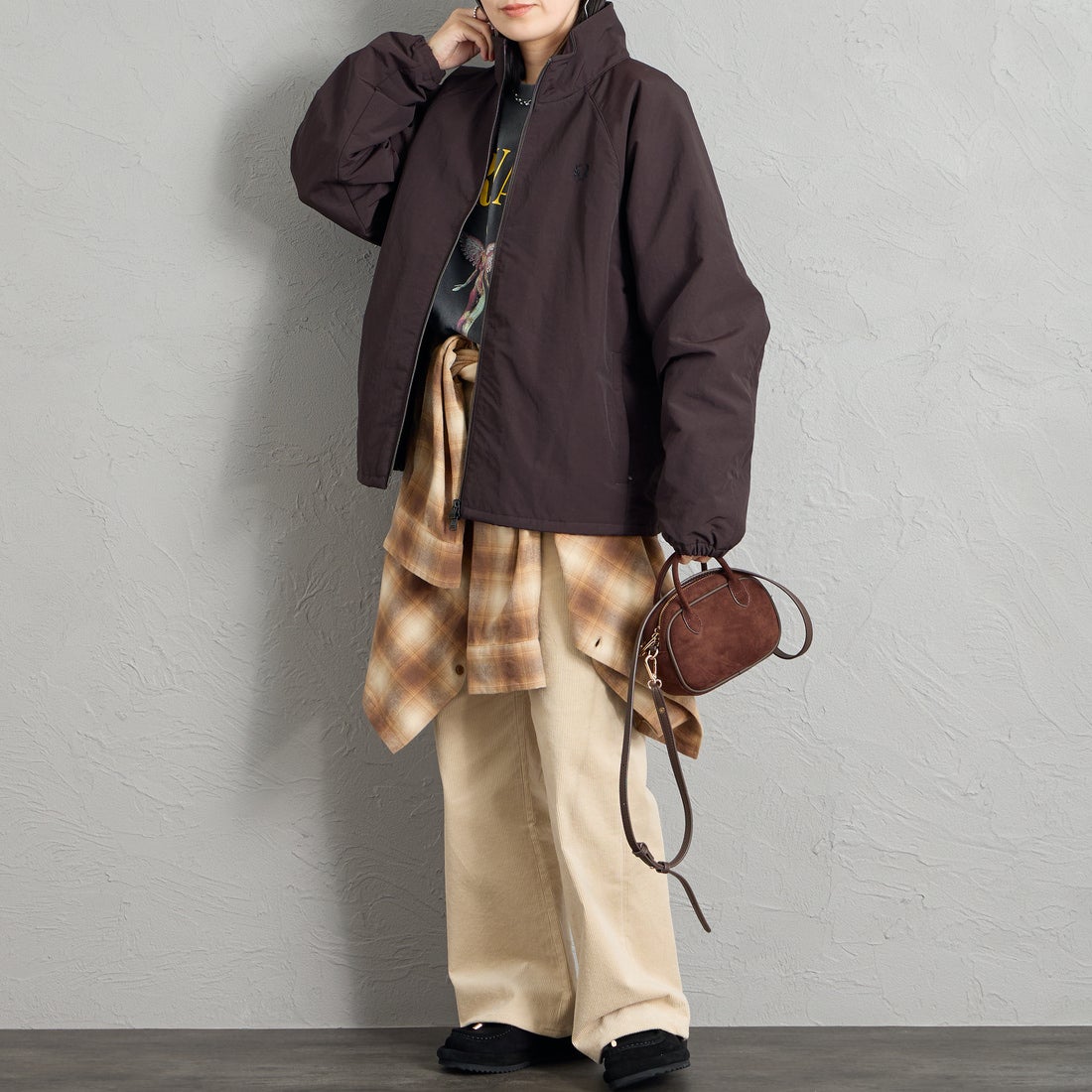 FRED PERRY [フレッドペリー] 別注 ナイロン シェルジャケット [FPM-26A-004JF] RICH BROWN &&モデル身長：160cm 着用サイズ：S&&