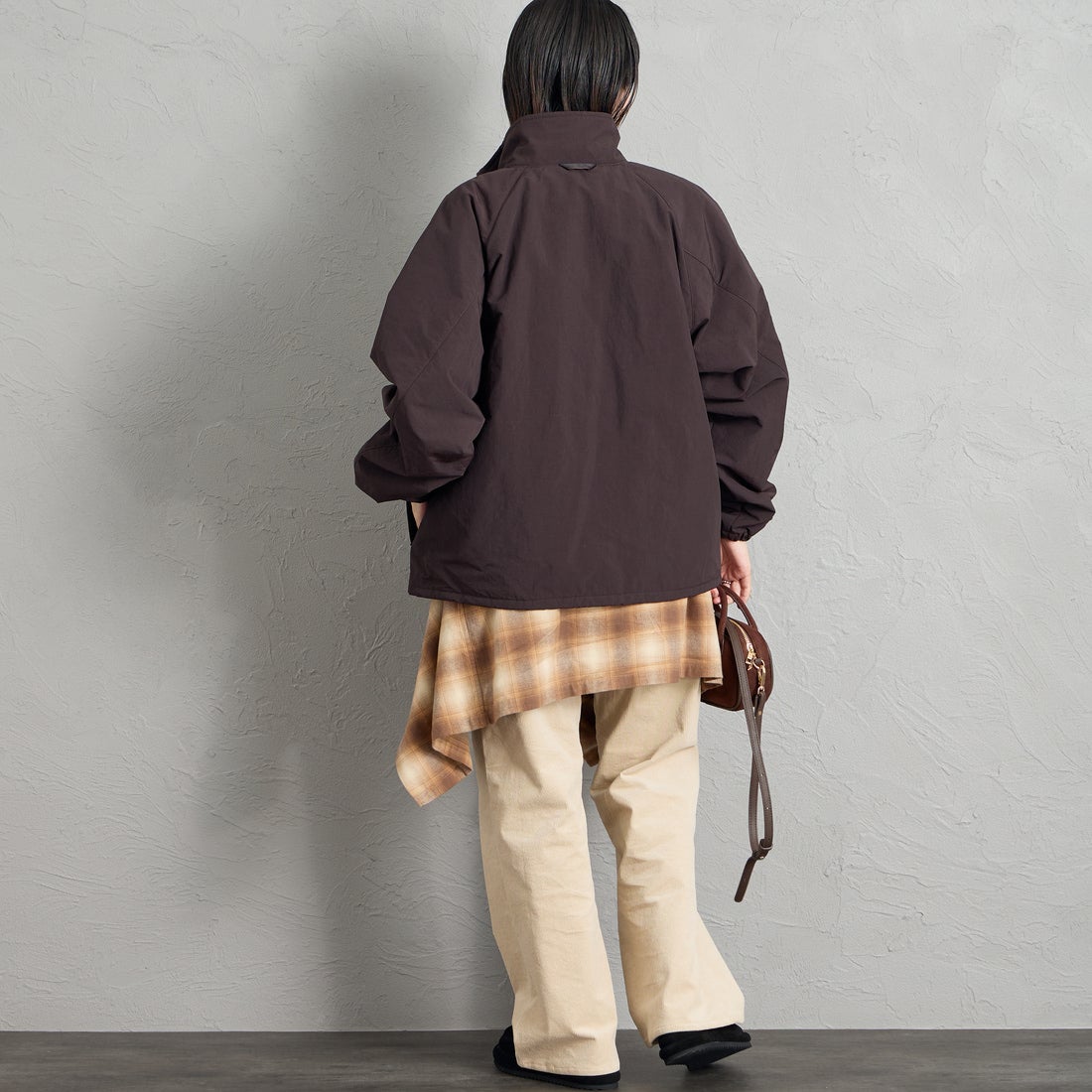 FRED PERRY [フレッドペリー] 別注 ナイロン シェルジャケット [FPM-26A-004JF] RICH BROWN &&モデル身長：160cm 着用サイズ：S&&