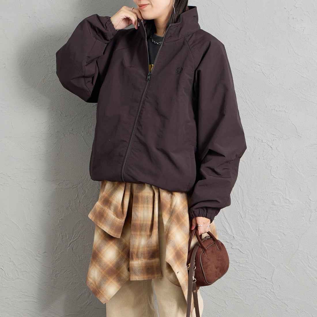 FRED PERRY [フレッドペリー] 別注 ナイロン シェルジャケット [FPM-26A-004JF] RICH BROWN &&モデル身長：160cm 着用サイズ：S&&