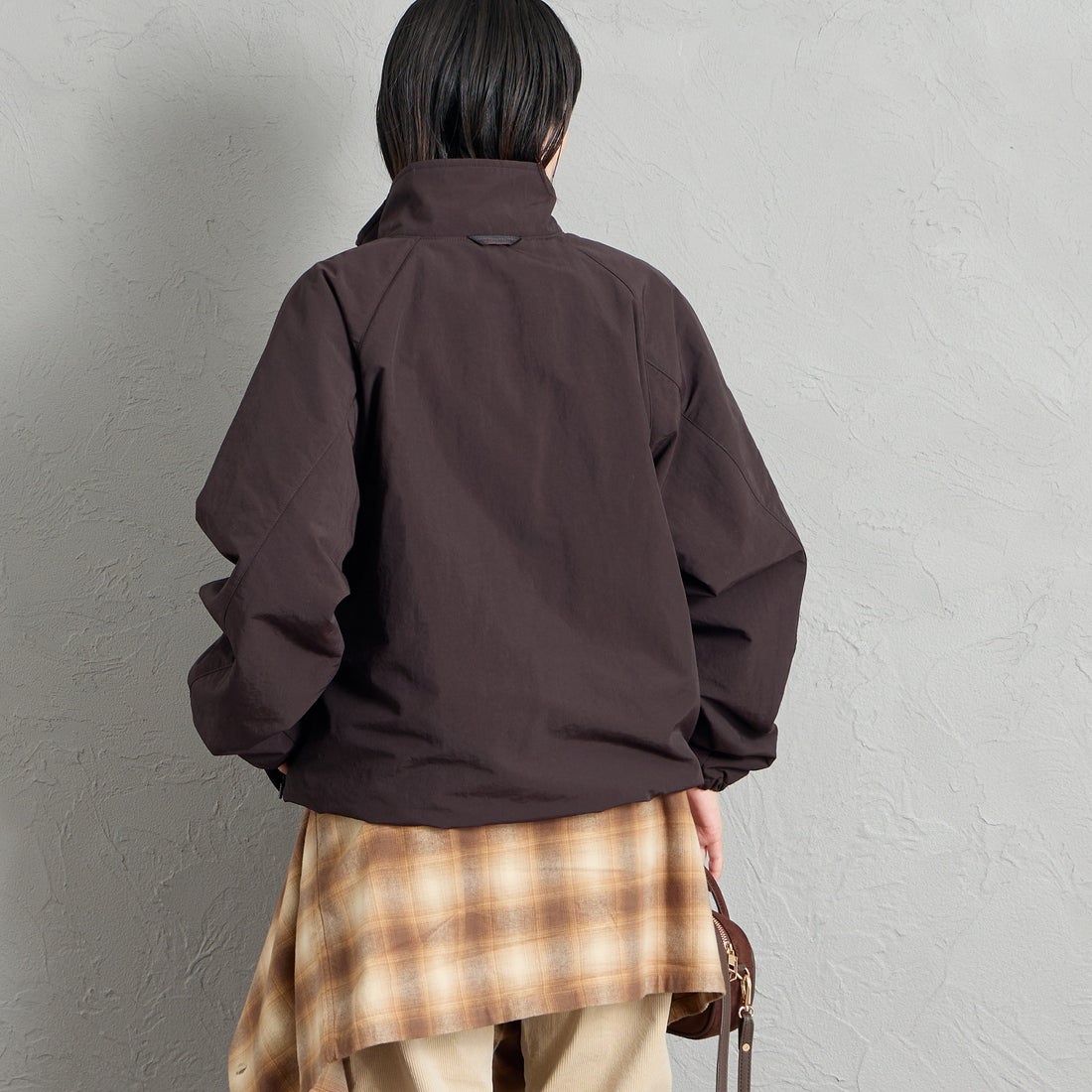 FRED PERRY [フレッドペリー] 別注 ナイロン シェルジャケット [FPM-26A-004JF] RICH BROWN &&モデル身長：160cm 着用サイズ：S&&
