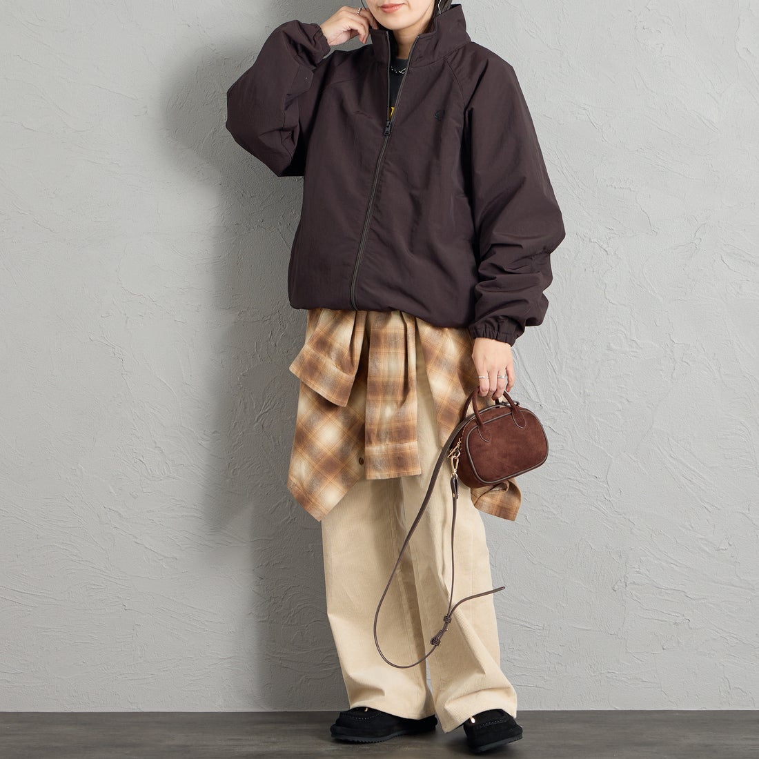 FRED PERRY [フレッドペリー] 別注 ナイロン シェルジャケット [FPM-26A-004JF] RICH BROWN &&モデル身長：160cm 着用サイズ：S&&