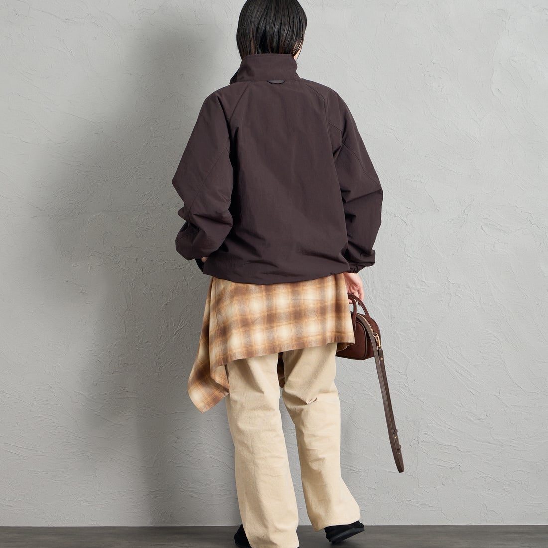 FRED PERRY [フレッドペリー] 別注 ナイロン シェルジャケット [FPM-26A-004JF] RICH BROWN &&モデル身長：160cm 着用サイズ：S&&