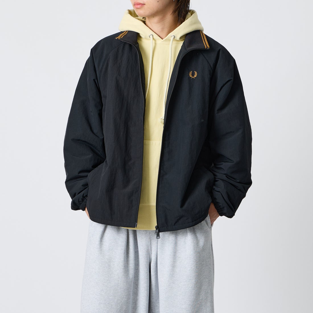 FRED PERRY [フレッドペリー] 別注 ナイロン シェルジャケット [FPM-26A-004JF] BLACK/DARK &&モデル身長：177cm 着用サイズ：L&&