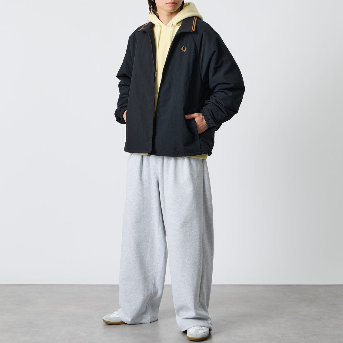FRED PERRY [フレッドペリー] 別注 ナイロン シェルジャケット [FPM-26A-004JF] BLACK/DARK &&モデル身長：177cm 着用サイズ：L&&