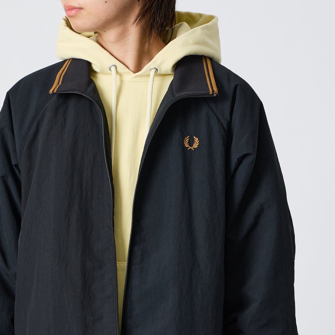 FRED PERRY [フレッドペリー] 別注 ナイロン シェルジャケット [FPM-26A-004JF] BLACK/DARK &&モデル身長：177cm 着用サイズ：L&&