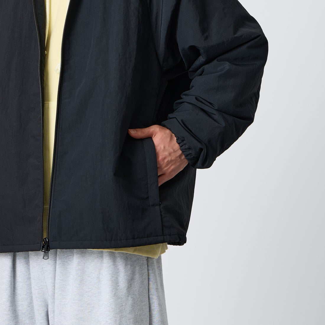FRED PERRY [フレッドペリー] 別注 ナイロン シェルジャケット [FPM-26A-004JF] BLACK/DARK &&モデル身長：177cm 着用サイズ：L&&