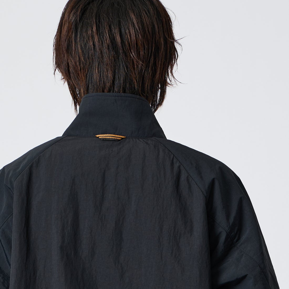 FRED PERRY [フレッドペリー] 別注 ナイロン シェルジャケット [FPM-26A-004JF] BLACK/DARK &&モデル身長：177cm 着用サイズ：L&&