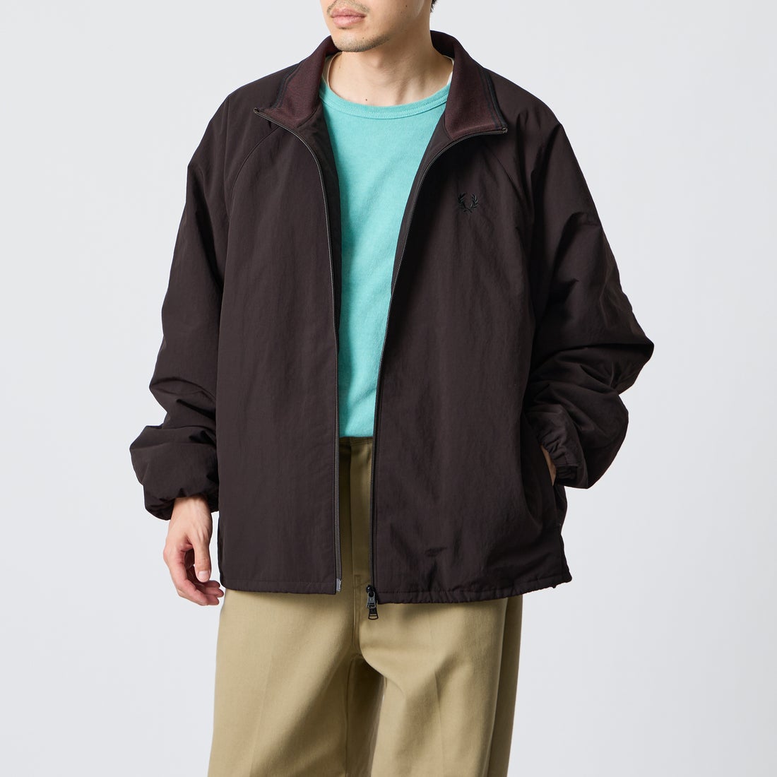 FRED PERRY [フレッドペリー] 別注 ナイロン シェルジャケット [FPM-26A-004JF] RICH BROWN &&モデル身長：168cm 着用サイズ：L&&