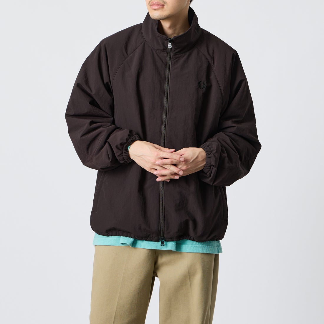FRED PERRY [フレッドペリー] 別注 ナイロン シェルジャケット [FPM-26A-004JF] RICH BROWN &&モデル身長：168cm 着用サイズ：L&&