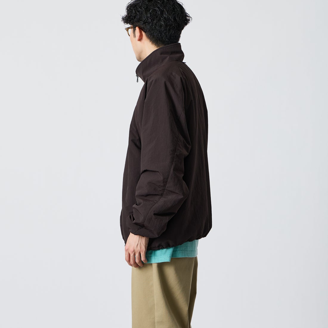 FRED PERRY [フレッドペリー] 別注 ナイロン シェルジャケット [FPM-26A-004JF] RICH BROWN &&モデル身長：168cm 着用サイズ：L&&