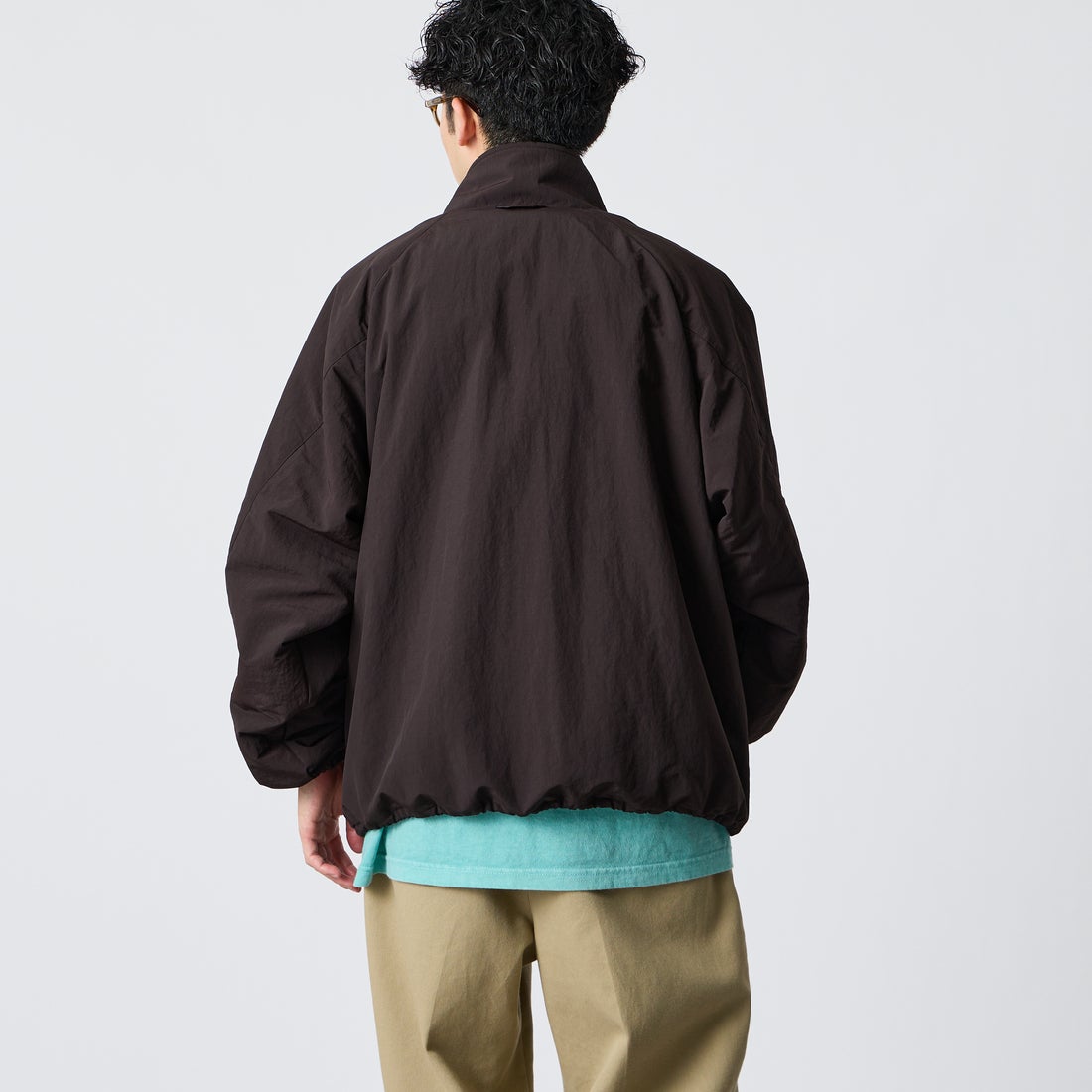 FRED PERRY [フレッドペリー] 別注 ナイロン シェルジャケット [FPM-26A-004JF] RICH BROWN &&モデル身長：168cm 着用サイズ：L&&