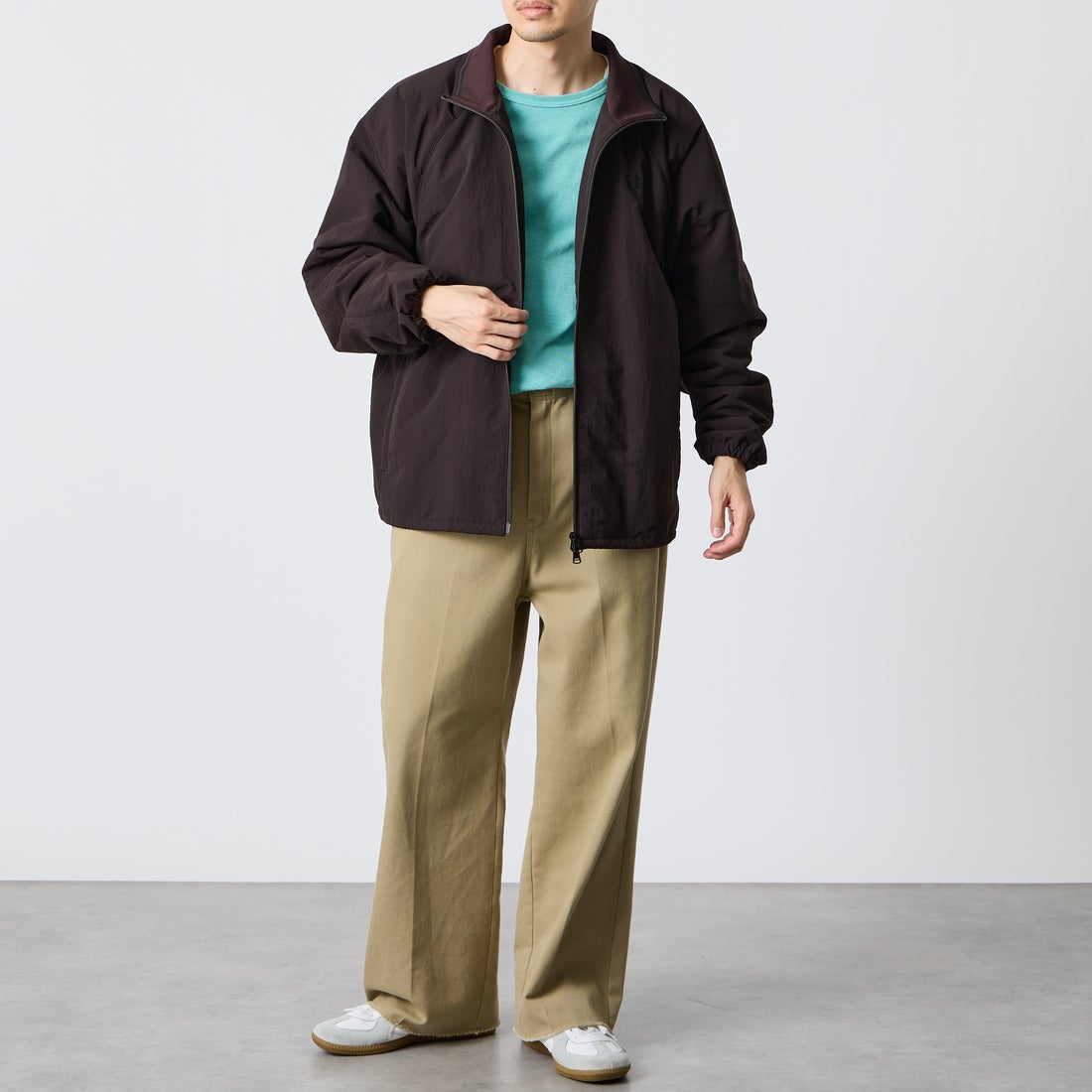 FRED PERRY [フレッドペリー] 別注 ナイロン シェルジャケット [FPM-26A-004JF] RICH BROWN &&モデル身長：168cm 着用サイズ：L&&