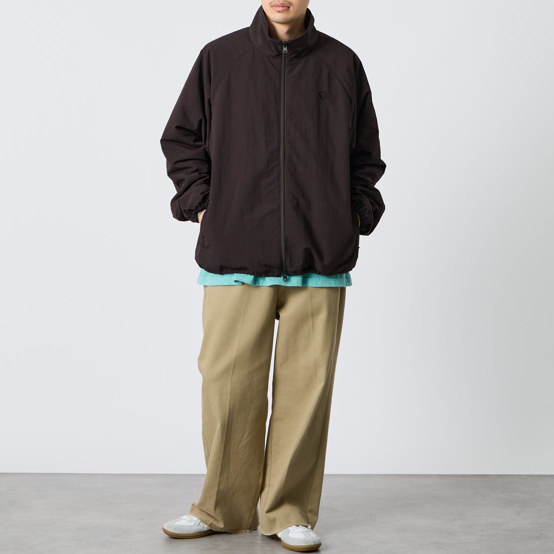 FRED PERRY [フレッドペリー] 別注 ナイロン シェルジャケット [FPM-26A-004JF] RICH BROWN &&モデル身長：168cm 着用サイズ：L&&