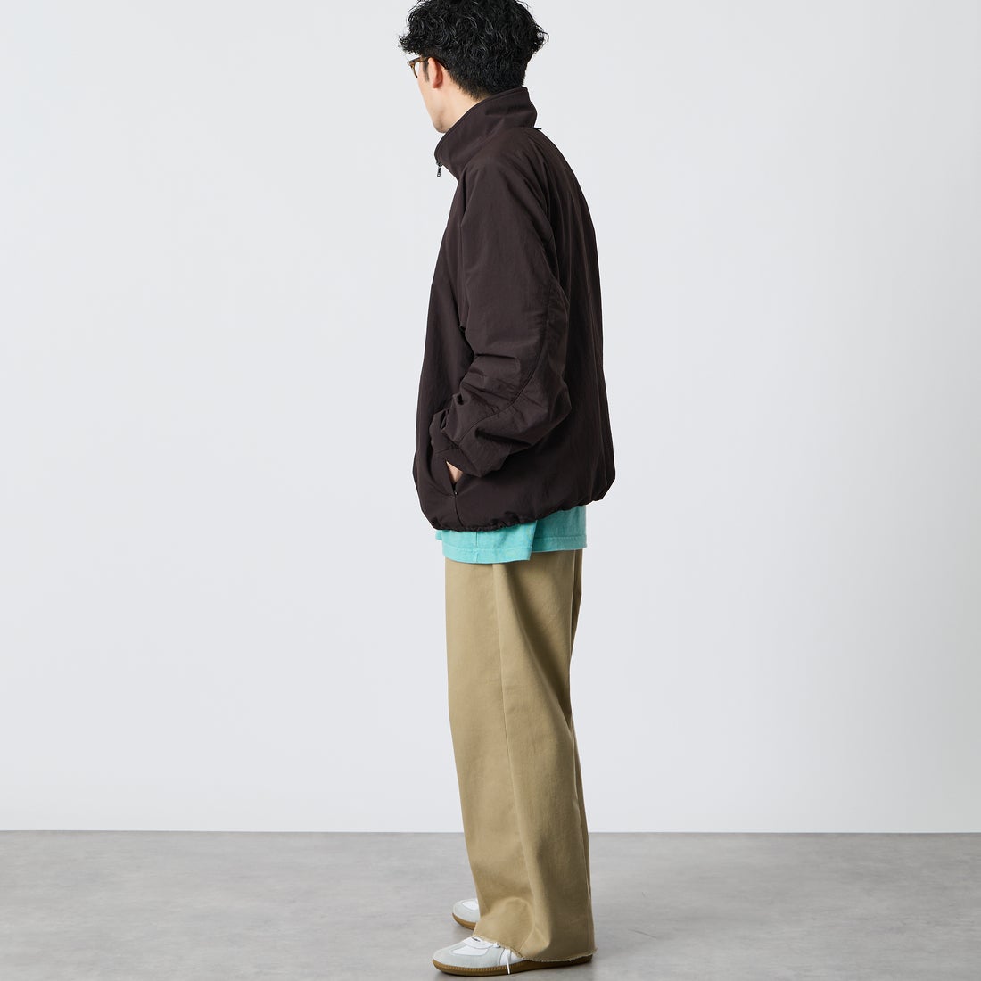 FRED PERRY [フレッドペリー] 別注 ナイロン シェルジャケット [FPM-26A-004JF] RICH BROWN &&モデル身長：168cm 着用サイズ：L&&