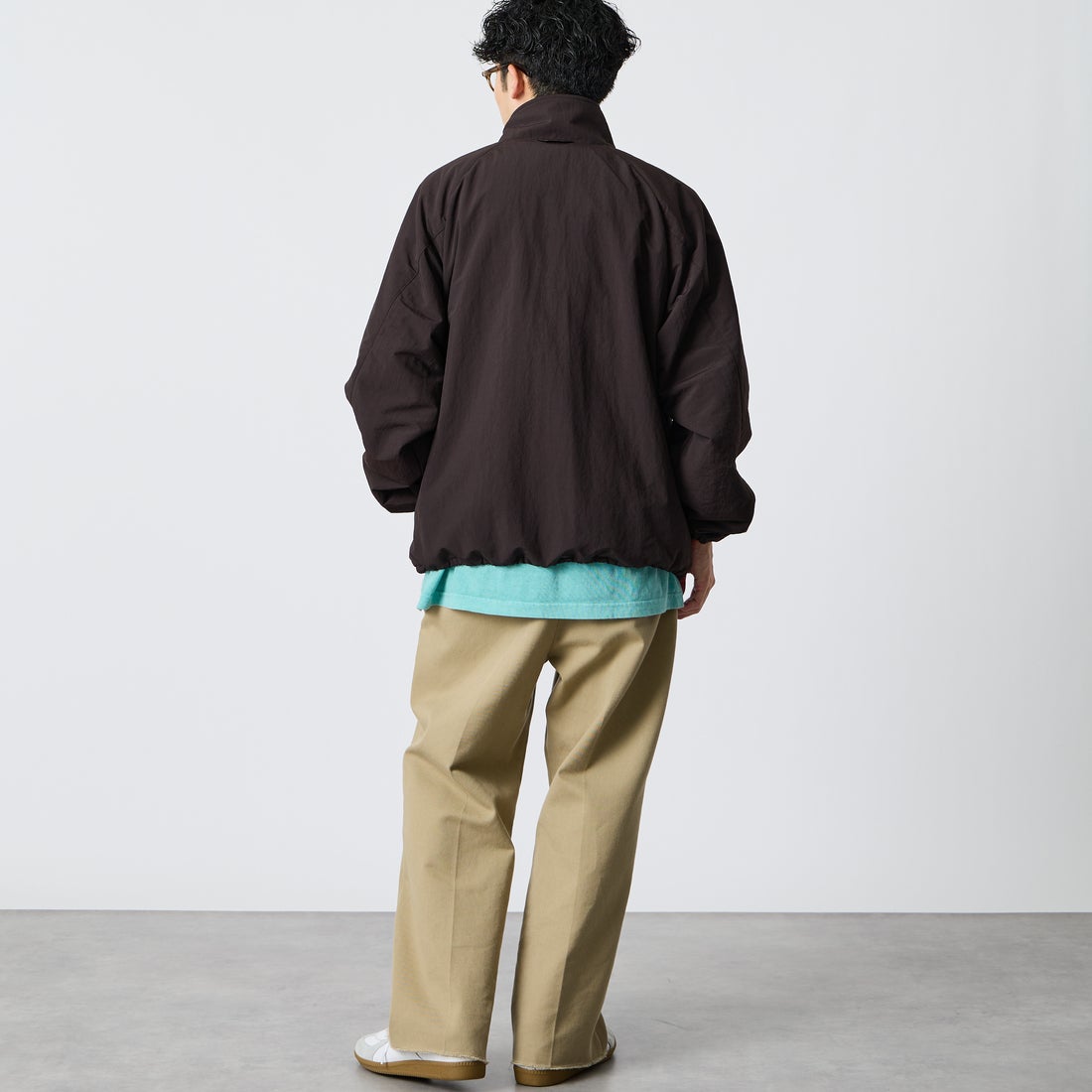 FRED PERRY [フレッドペリー] 別注 ナイロン シェルジャケット [FPM-26A-004JF] RICH BROWN &&モデル身長：168cm 着用サイズ：L&&
